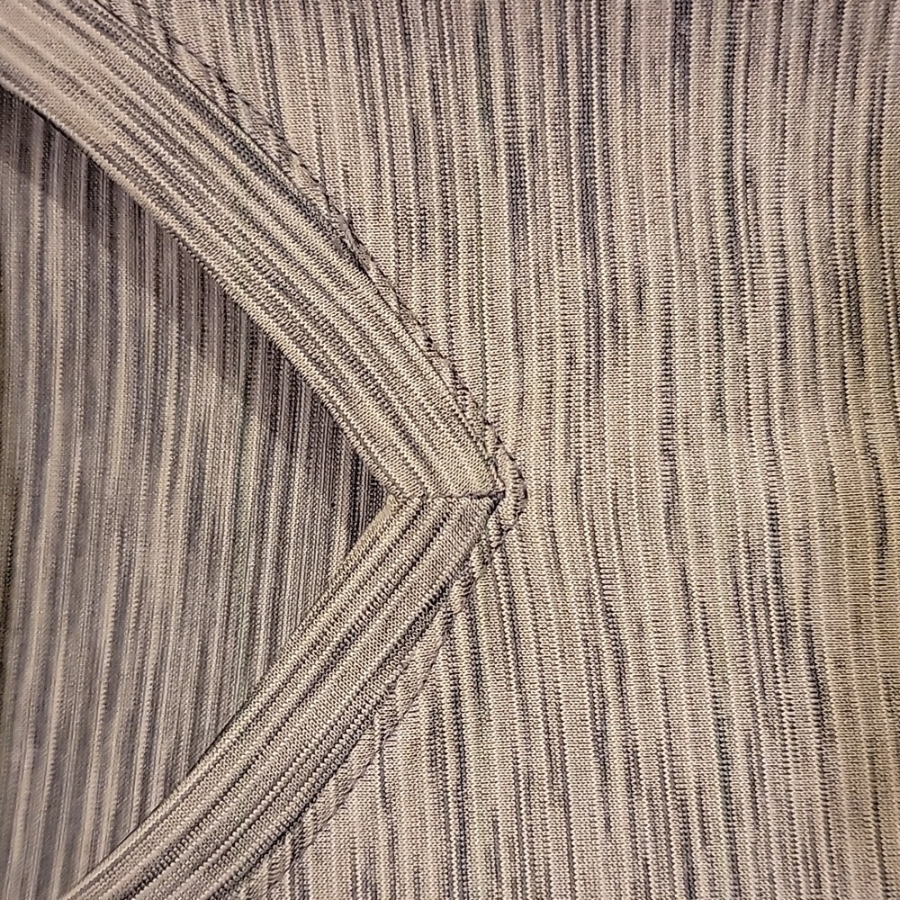 2 Activewear Tops - Picture 4 of 9